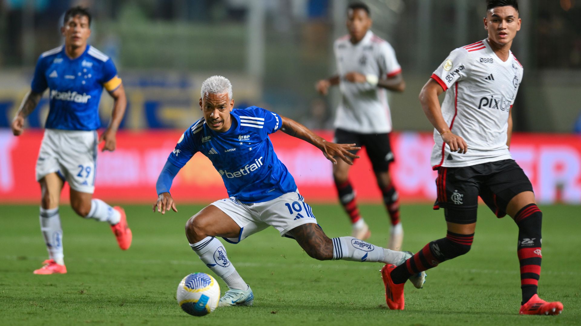 Matheus Pereira em ação na Arena Independência, em Cruzeiro x Flamengo 