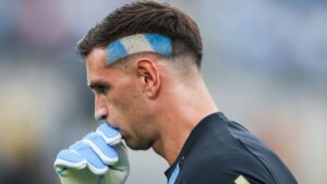 Dibu Martínez concentrado antes da final da Copa América de 2024, em jogo contra a Colômbia