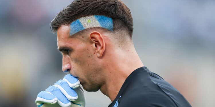 Dibu Martínez concentrado antes da final da Copa América de 2024, em jogo contra a Colômbia