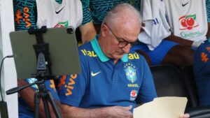 Dorival Júnior fazendo anotações no último jogo da Seleção Brasileira, contra a Venezuela