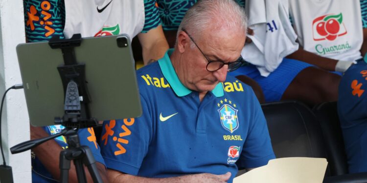 Dorival Júnior fazendo anotações no último jogo da Seleção Brasileira, contra a Venezuela