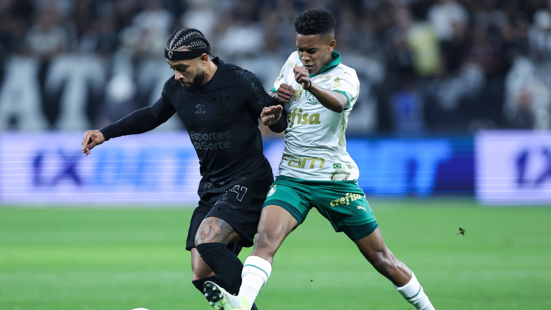 Memphis Depay e Estêvão em disputa de bola, no Corinthians x Palmeiras