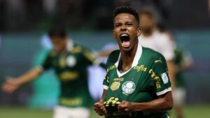 Estevão comemorando gol marcado contra o Grêmio