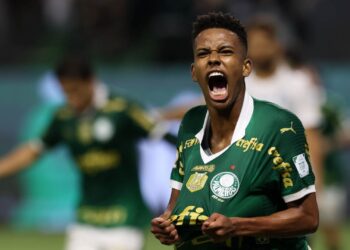 Estevão comemorando gol marcado contra o Grêmio