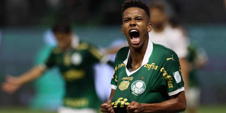 Estevão comemorando gol marcado contra o Grêmio