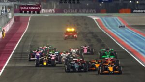 Largada da sprint da F1 no GP do Catar com os carros disputando posição