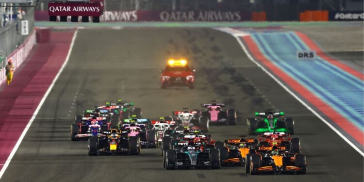 Largada da sprint da F1 no GP do Catar com os carros disputando posição