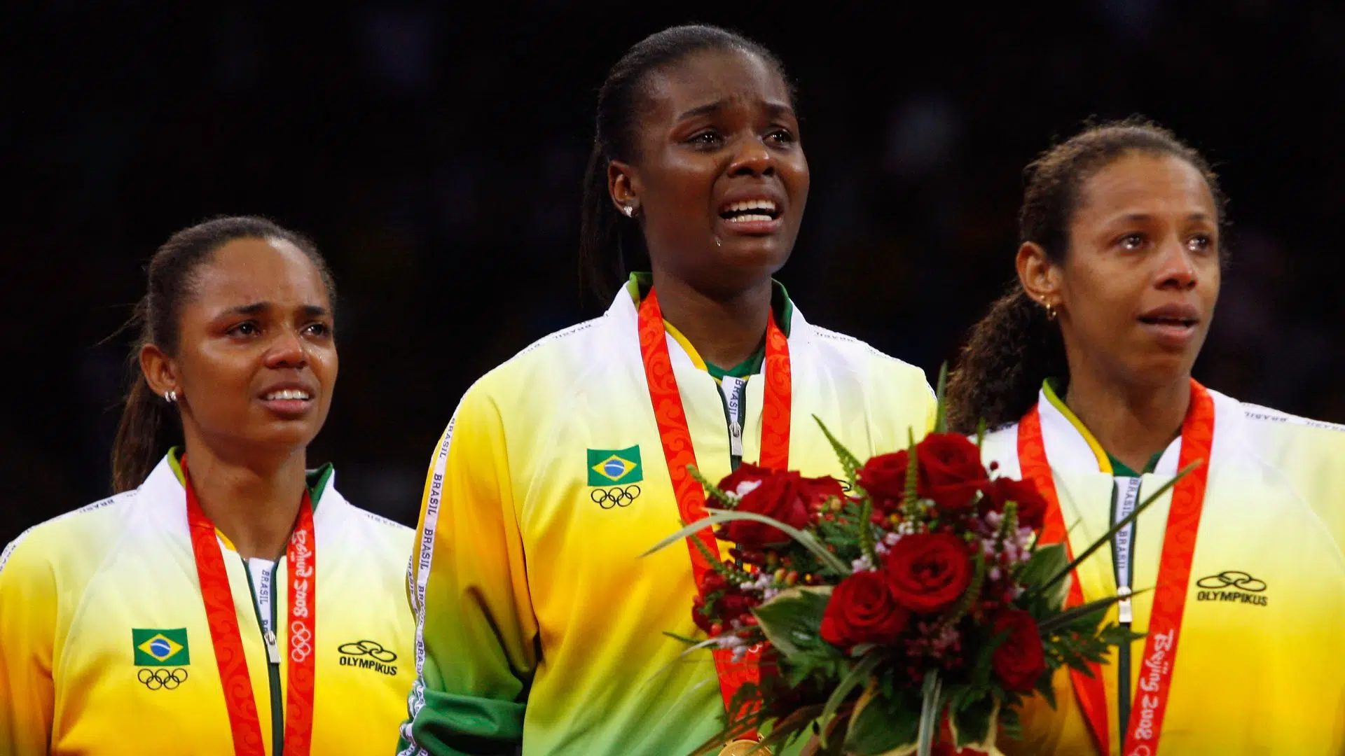 Fabiana Claudino emocionada, durante a cerimônia do ouro na Olimpíada de Pequim, em 2008