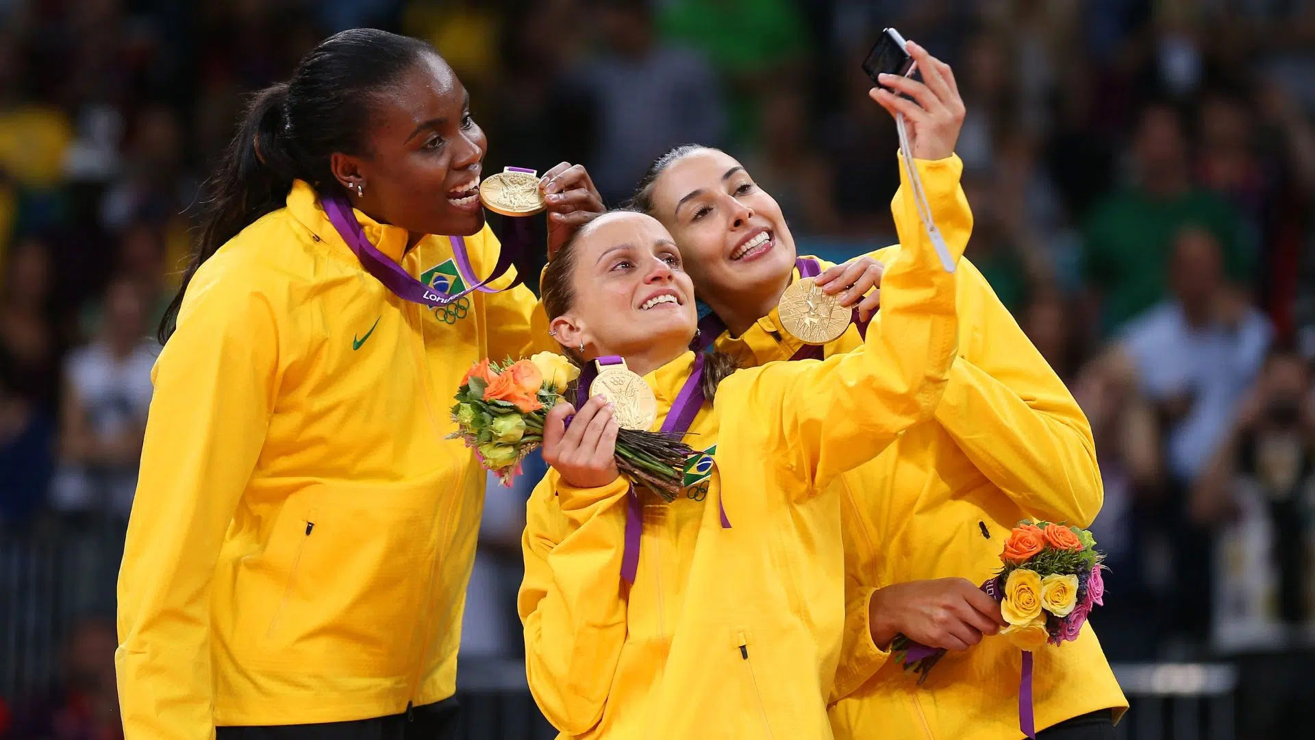 Fabiana Claudino, Fabi Oliveira e Sheilla Castro comemorando a medalha de ouro (Crédito: Getty Images)