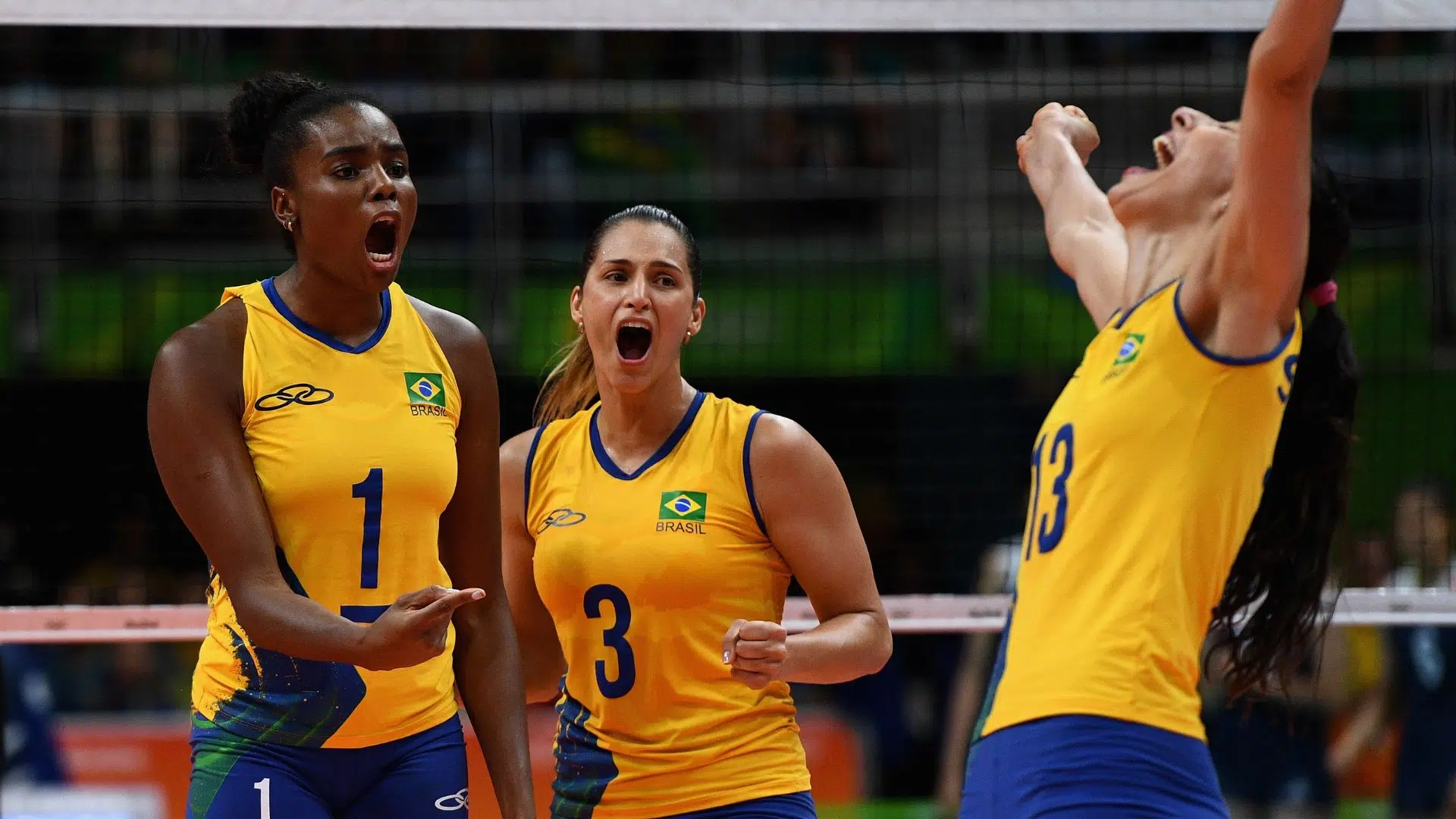Fabiana Claudino e colegas comemorando ponto na Olimpíada do Rio de Janeiro