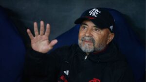 Técnico Jorge Sampaoli acenando para a foto antes de jogo do Flamengo