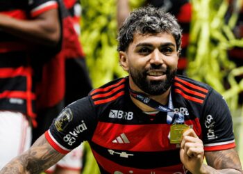 Gabigol comemora o título da Copa do Brasil 2024 com o Flamengo