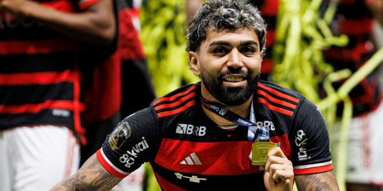 Gabigol comemora o título da Copa do Brasil 2024 com o Flamengo
