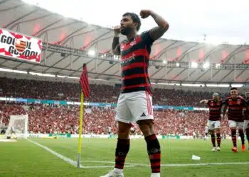 Gabigol discute com Filipe Luís antes de gol do Flamengo