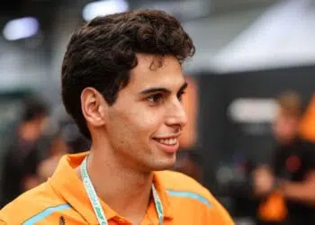 Gabriel Bortoleto com o uniforme da McLaren nos bastidores da F1