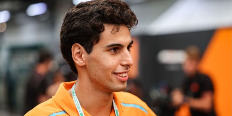 Gabriel Bortoleto com o uniforme da McLaren nos bastidores da F1