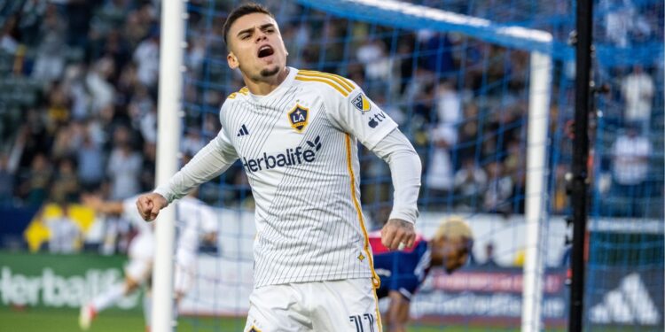 Gabriel Pec venceu prêmio na MLS, superando Suárez