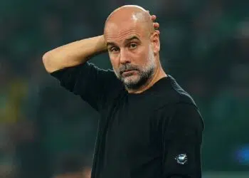 Pep Guardiola acompanhando a derrota do Manchester City diante do Sporting