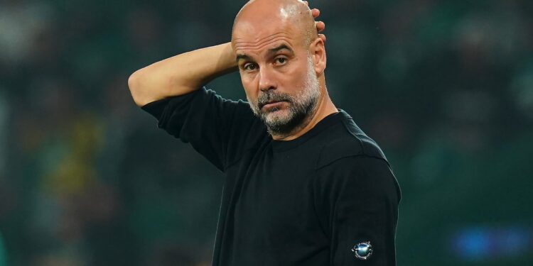 Pep Guardiola acompanhando a derrota do Manchester City diante do Sporting