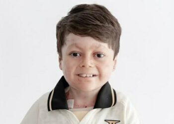 Gui Gandra, torcedor mirim do Vasco, posando para foto