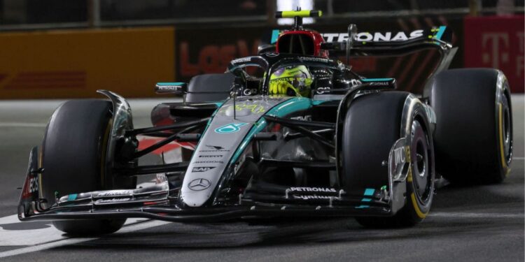 Carro de Hamilton na pista do GP de Las Vegas