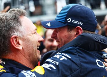 Christian Horner e Verstappen se abraçando, após uma vitória no GP de São Paulo da Fórmula 1
