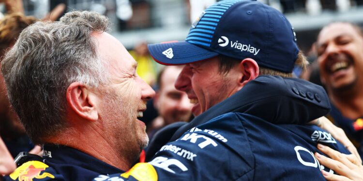 Christian Horner e Verstappen se abraçando, após uma vitória no GP de São Paulo da Fórmula 1