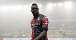 Balotelli estreia pelo Genoa e em 5 minutos já chama atenção; Veja