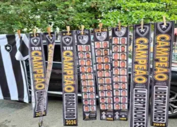 Faixas de campeão do Botafogo são vendidas no Nilton Santos