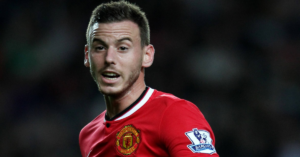 Ex-jogador do Manchester United deixa o futebol e vira carteiro