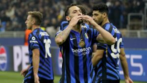 Hakan Çalhanoglu comemorando gol marcado pela Inter de Milão, contra o Arsenal