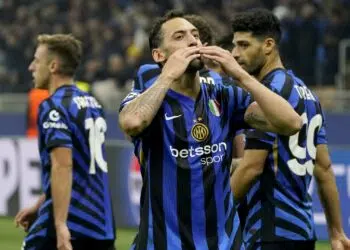 Hakan Çalhanoglu comemorando gol marcado pela Inter de Milão, contra o Arsenal