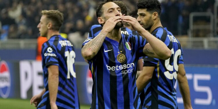 Hakan Çalhanoglu comemorando gol marcado pela Inter de Milão, contra o Arsenal