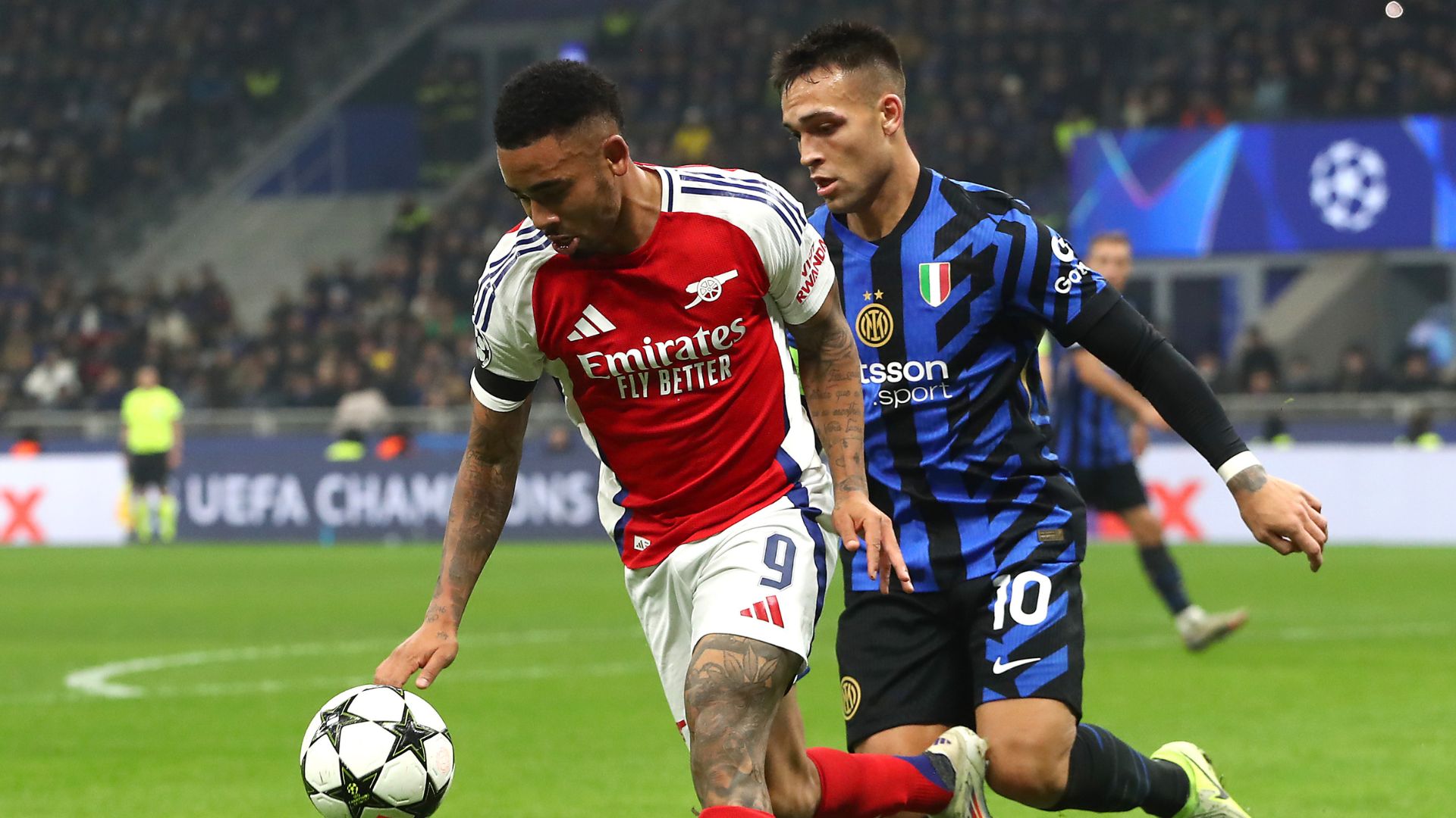 Disputa de bola entre Gabriel Jesus e Lautaro Martínez, em Inter de Milão x Arsenal