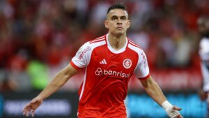 Rafael Borré comemorando gol marcado em Internacional x Fluminense