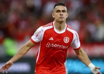 Rafael Borré comemorando gol marcado em Internacional x Fluminense