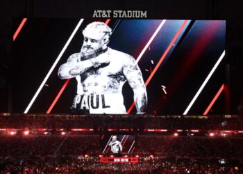 Jake Paul conquista vitória por pontos diante de Mike Tyson