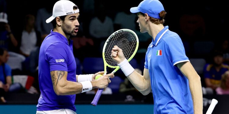 Jannik Sinner e Matteo Berrenttini comemorando ponto na Copa Davis, contra a Argentina