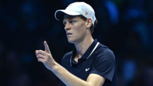 Jannik Sinner em ação contra Daniil Medvedev, no ATP Finals