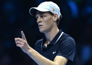 Jannik Sinner em ação contra Daniil Medvedev, no ATP Finals
