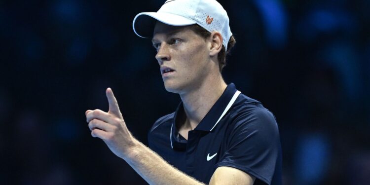 Jannik Sinner em ação contra Daniil Medvedev, no ATP Finals