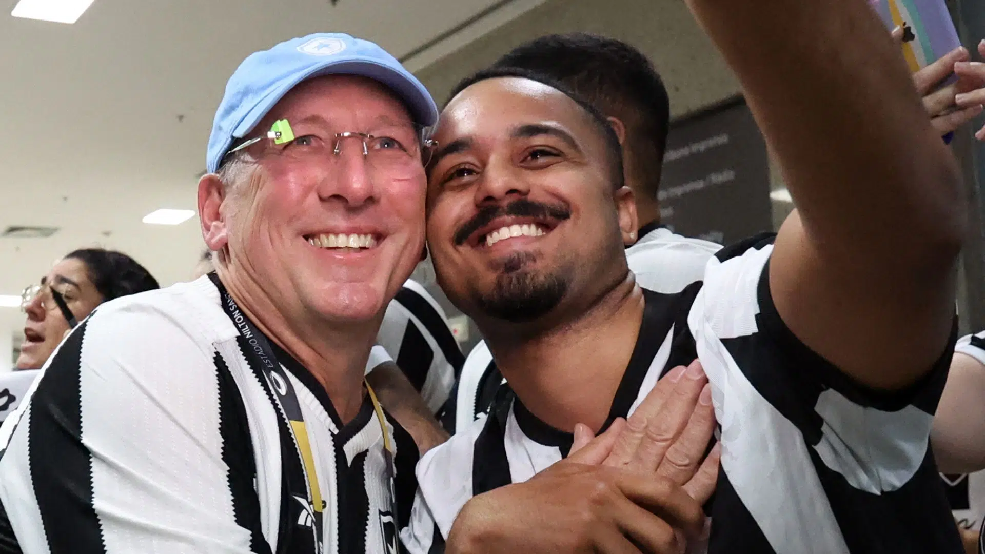 John Textor tirando foto com torcedor botafoguense antes do clássico contra o Vasco