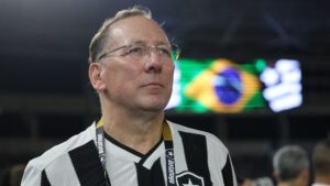 John Textor acompanhando o hino nacional na partida entre Botafogo e Vasco