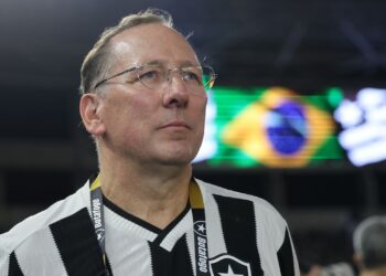 John Textor acompanhando o hino nacional na partida entre Botafogo e Vasco