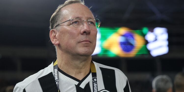 John Textor acompanhando o hino nacional na partida entre Botafogo e Vasco