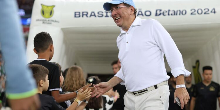John Textor cumprimentando jovens torcedores do Botafogo