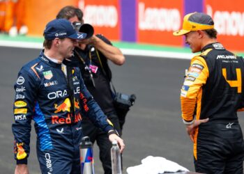 Lando Norris e Max Verstappen conversando após classificação da sprint, no GP de São Paulo