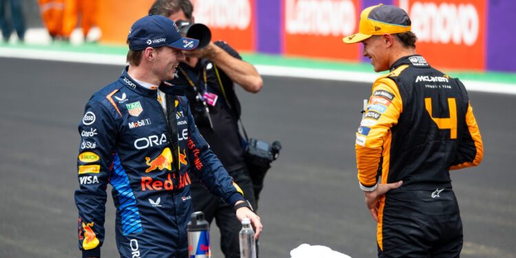 Lando Norris e Max Verstappen conversando após classificação da sprint, no GP de São Paulo