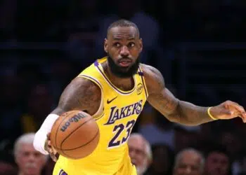 LeBron James em ação na vitória dos Lakers contra o 76ers na NBA