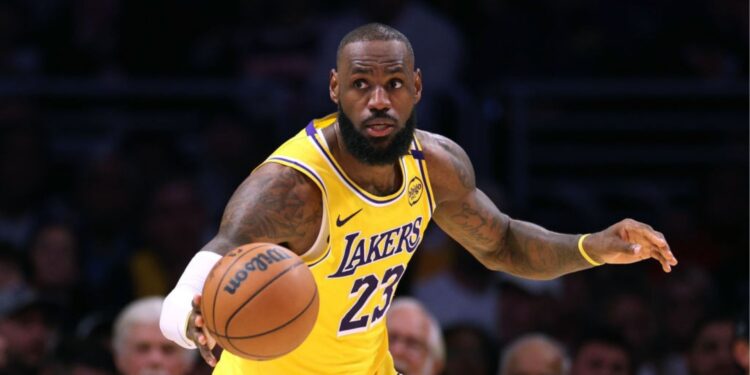LeBron James em ação na vitória dos Lakers contra o 76ers na NBA